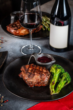 Grilled beef steak with wine and broccoli