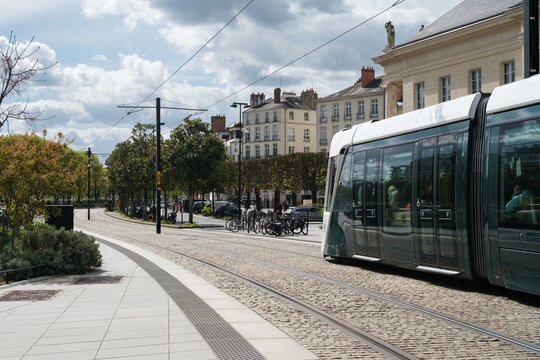 Sc&egrave;ne de rue pittoresque et architecture historique dans le centre-ville de Nantes, France