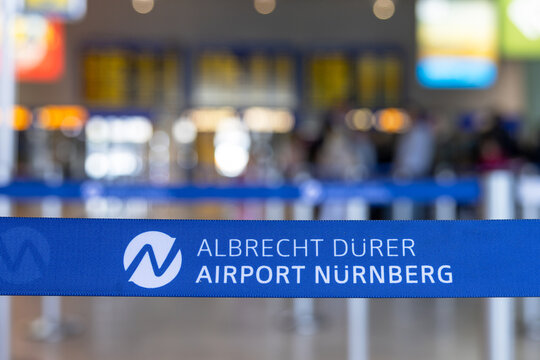 Absperrband mit der Aufschrift &bdquo;Albrecht D&uuml;rer Airport N&uuml;rnberg&ldquo; im Terminal des Flughafens N&uuml;rnberg. 
