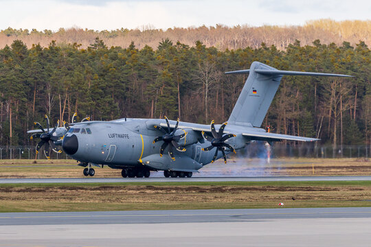 Ein Milit&auml;rtransportflugzeug vom Typ Airbus A400M der Luftwaffe setzt am Flughafen N&uuml;rnberg auf der Landebahn auf.