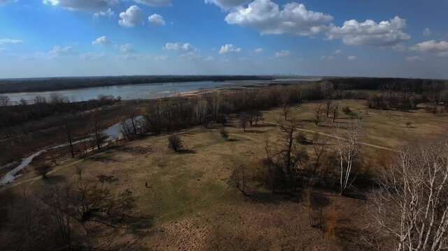 Lot nad Wisłą koło Falenicy i J&oacute;zefowa w tle widać wyspy Zawadowskie oraz Wilan&oacute;w i Centrum Warszawy 