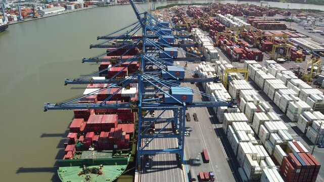 PORTO DE NAVEGANTES - NAVIO CARGUEIRO