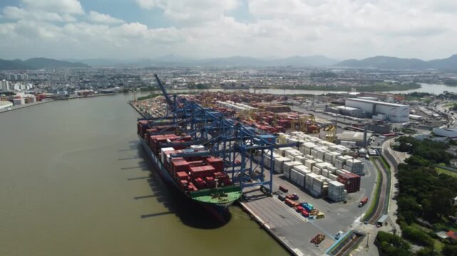 PORTO DE NAVEGANTES - NAVIO CARGUEIRO