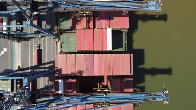 PORTO DE NAVEGANTES - NAVIO CARGUEIRO