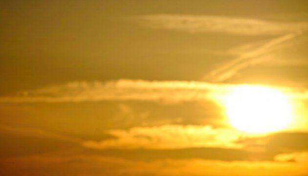 Leuchtende helle Sonne scheint durch goldene Wolken am Abendhimmel, warme Abendd&auml;mmerung