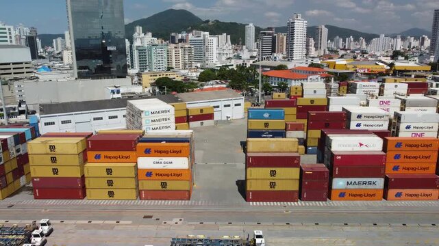 PORTO DE ITAJAI - NAVIO CARGUEIRO EM ITAJA&Iacute;