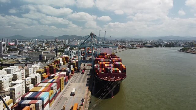 PORTO DE ITAJAI - NAVIO CARGUEIRO EM ITAJA&Iacute;