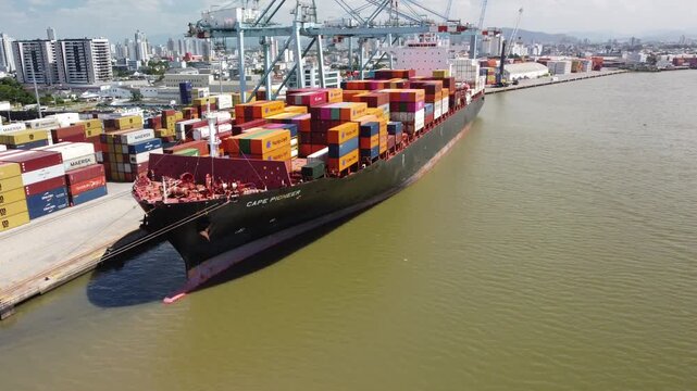 PORTO DE ITAJAI - NAVIO CARGUEIRO EM ITAJA&Iacute;
