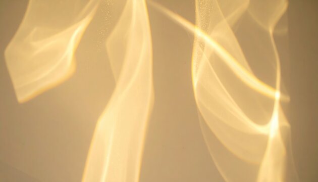 Patrones abstractos de luz dorada y refracci&oacute;n luminosa creando formas org&aacute;nicas sobre fondo neutro.