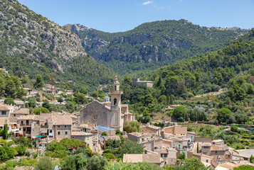 Obraz premium Church of Saint Bartholomew in Valldemossa