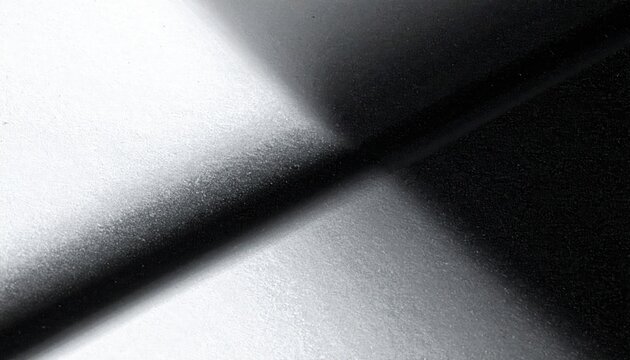 Contrasto drammatico di luce e ombra su superficie astratta, composizione geometrica minimalista in bianco e nero.