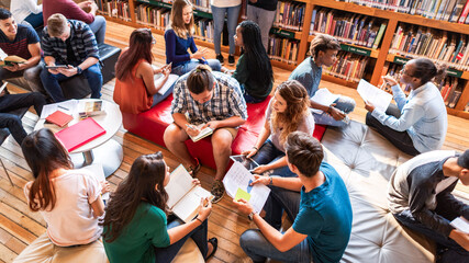 Students collaborating in library setting © Rawpixel.com