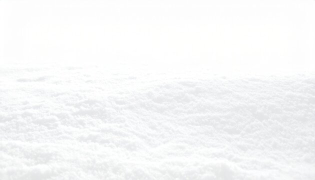 Superficie bianca e soffice di neve fresca o nuvole in primo piano con sfondo luminoso e sfocato.