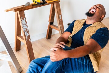 Man laughing during home renovation © Rawpixel.com