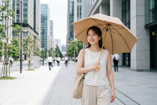 日傘を差して都会の街角で微笑む若い女性 夏の紫外線対策 熱中症予防 美容 イメージ Generative AI