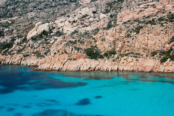 Fototapeta premium Hermosa playa y mar de color turquesa en Cerdeña, Italia