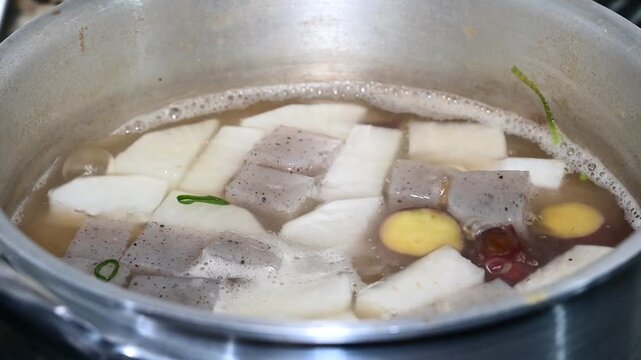 アルミ鍋でぐつぐつと煮物を作る