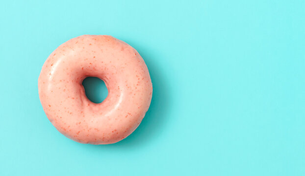 Pink chocolate ring doughnut. Strawberry donut, Cherry blossom colored donuts, etc. ピンク色のチョコレートのリングドーナツ。イチゴドーナツ、桜色のドーナツなど	
