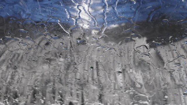 カーケアとメンテナンスをイメージする車内洗車シーン