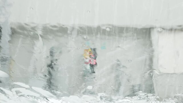 カーケアとメンテナンスをイメージする車内洗車シーン