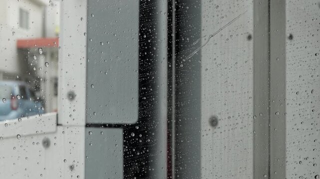 カーケアとメンテナンスをイメージする車内洗車シーン