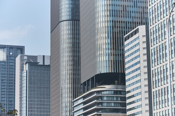 Obraz premium Tall glass tower and city high rises in modern downtown skyline