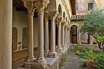 Obraz premium Aix en Provence, il chiostro della Cattedrale di San Salvatore (Cathédrale Saint-Sauveur) , Provence, Francia