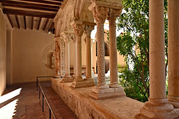 Obraz premium Aix en Provence, il chiostro della Cattedrale di San Salvatore (Cathédrale Saint-Sauveur) , Provence, Francia