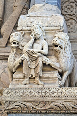 Fototapeta premium Arles, sculture sul portale della Cattedrale di Saint-Trophime , Provence, Francia