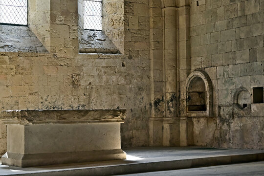 La Roque d'Antheron: interno della chiesa dell'Abbazia di Silvacane, Luberon, Provenza, Francia