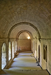 Obraz premium La Roque d'Antheron: il chiostro dell'Abbazia di Silvacane, Luberon, Provenza, Francia