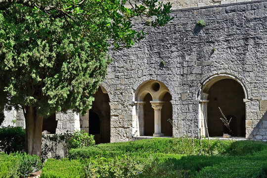 La Roque d'Antheron: il chiostro dell'Abbazia di Silvacane, Luberon, Provenza, Francia