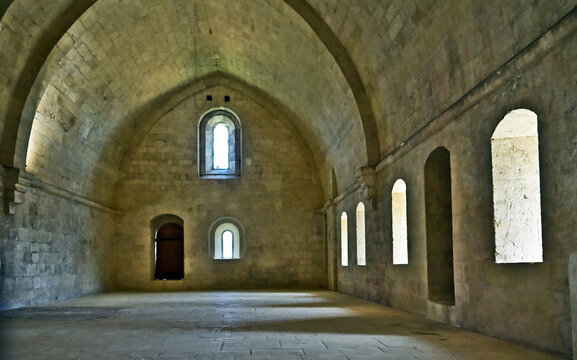 La Roque d'Antheron: interni dell'Abbazia di Silvacane, Luberon, Provenza, Francia