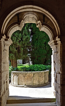 La Roque d'Antheron: il chiostro dell'Abbazia di Silvacane, Luberon, Provenza, Francia