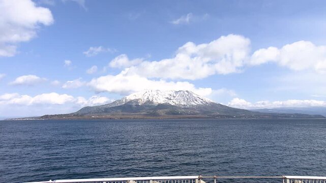 珍しい雪の桜島(鹿児島)_じんわりズームイン