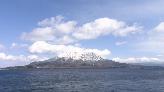 珍しい雪の桜島(鹿児島)_ズームアウトA