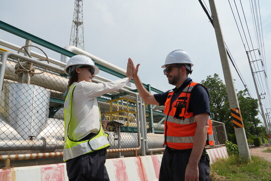 Pheụ̄̀xn r̀wm ngān wiṣ̄wkr chāy s̄xng tn s̄ı̀ yūnifxr̒m tī mụ̄x kạb h̄ỵing wiṣ̄wkr thậng khū̀ s̄ı̀ h̄mwk kạn prụks̄ʹā d̂wy kạn thảngān s̄ảrĕc s̄r̂āng ro ngngānpi to khemī klạ̀n n̂ảmạn
128
Two male eng