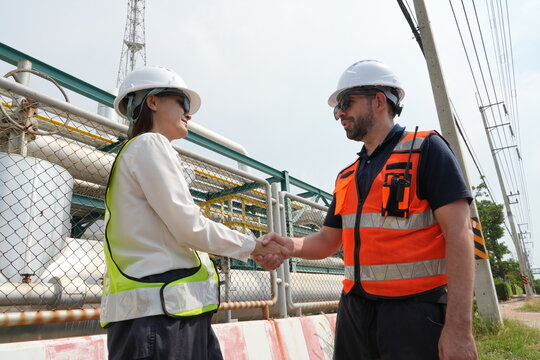 Pheụ̄̀xn r̀wm ngān wiṣ̄wkr chāy s̄xng tn s̄ı̀ yūnifxr̒m tī mụ̄x kạb h̄ỵing wiṣ̄wkr thậng khū̀ s̄ı̀ h̄mwk kạn prụks̄ʹā d̂wy kạn thảngān s̄ảrĕc s̄r̂āng ro ngngānpi to khemī klạ̀n n̂ảmạn
128
Two male eng