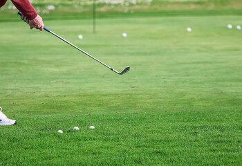 Obraz premium Golfer Practicing Putting on Green with Multiple Balls – Training Session, Sports Technique