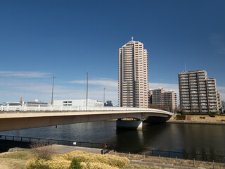 Obraz premium 隅田川と千住汐入大橋 東京都