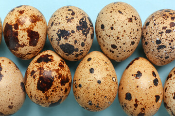 Obraz premium Fresh quail eggs on blue background
