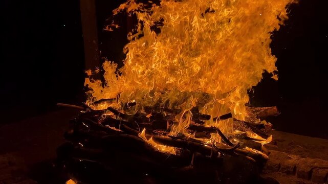 Traditional Last Rites Ceremony in India &ndash; Funeral Pyre at Cremation Ground 