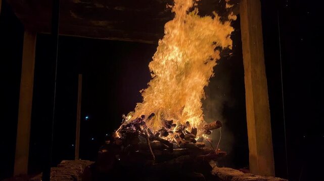 Traditional Last Rites Ceremony in India &ndash; Funeral Pyre at Cremation Ground 