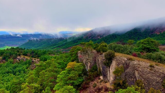 Vista a&eacute;rea cinematogr&aacute;fica de formaciones rocosas erosionadas en un espectacular ca&ntilde;&oacute;n fluvial del norte de Espa&ntilde;a, capturada con dron. Las estructuras geol&oacute;gicas, moldeadas durante miles de a&ntilde;os por