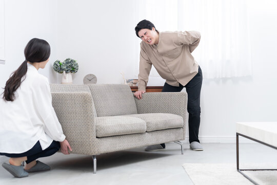 家具を運搬してぎっくり腰になる男性