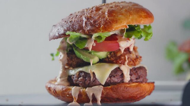 ボリューム満点のハンバーガーが上から落ちてくるダイナミックなシズルカット