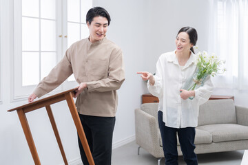 Obraz premium 引越しで家具を移動する夫婦