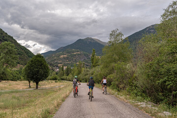 Obraz premium Family bike ride. Gistaín Valley. Huesca Pyrenees