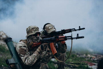 Fototapeta premium Couple of Ukrainian soldiers training with rifles at the range