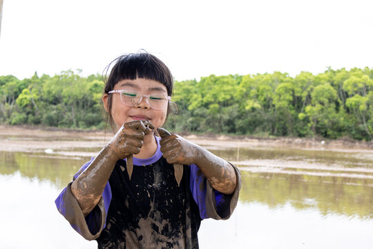 A Chinese little girl catches loaches